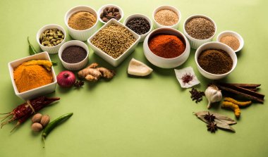 Ham Hint baharat toz yeşil arka plan, seçici odak üzerinde