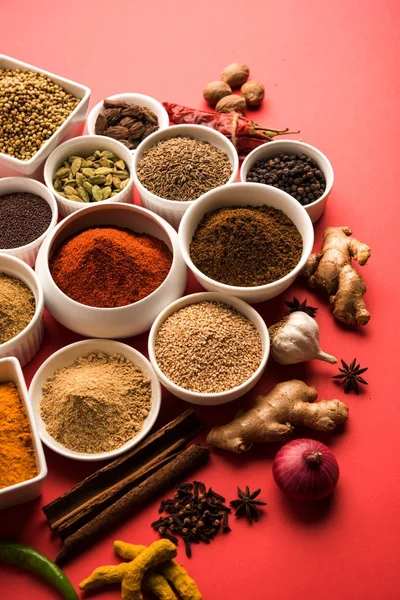 Ham Hint baharat toz kırmızı, sarı veya yeşil arka plan, seçici odak üzerinde