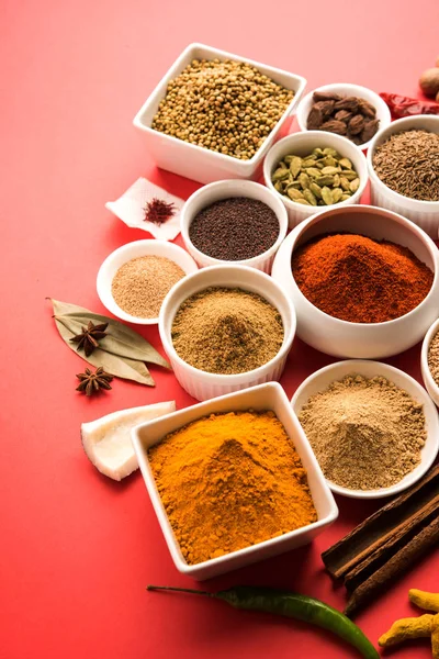 Ham Hint baharat toz kırmızı, sarı veya yeşil arka plan, seçici odak üzerinde