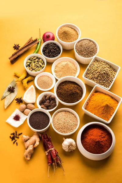 Ham Hint baharat toz kırmızı, sarı veya yeşil arka plan, seçici odak üzerinde