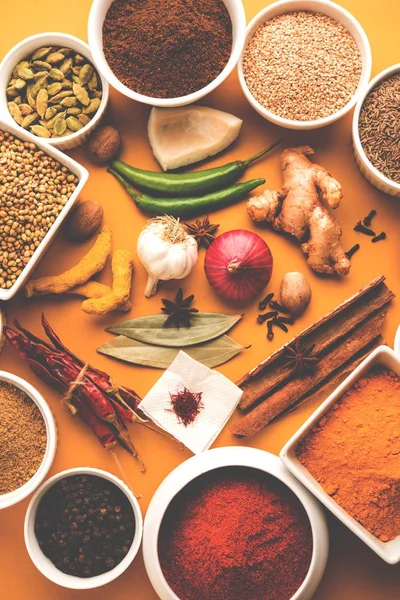 Ham Hint baharat toz kırmızı, sarı veya yeşil arka plan, seçici odak üzerinde