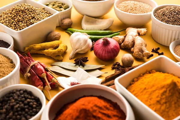 Ham Hint baharat toz kırmızı, sarı veya yeşil arka plan, seçici odak üzerinde