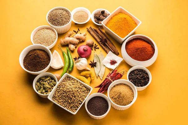 Ham Hint baharat toz kırmızı, sarı veya yeşil arka plan, seçici odak üzerinde