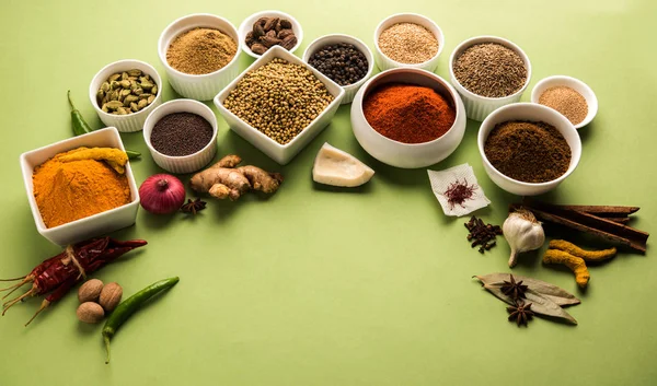 Ham Hint baharat toz yeşil arka plan, seçici odak üzerinde