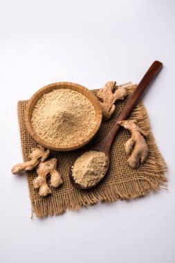 Zencefil tozu ile kurutulmuş zencefil Sunth veya Hindistan Sonth olarak da bilinir