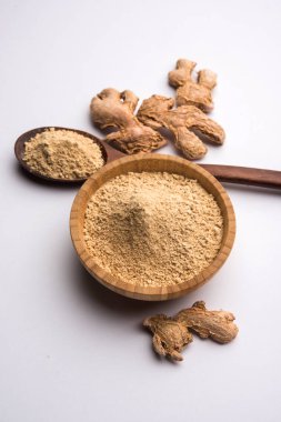 Zencefil tozu ile kurutulmuş zencefil Sunth veya Hindistan Sonth olarak da bilinir