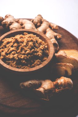 Taze zencefil püresi / zencefil beyaz arka plan üzerinde beyaz kase çiğ zencefil yapıştırın