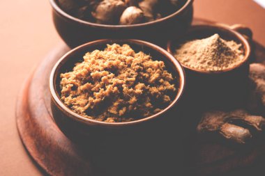 Zencefil yapıştırın ve sunth olarak da bilinen toz / suntha / sonth ile bütün kurutulmuş ve taze zencefil, seçici odak