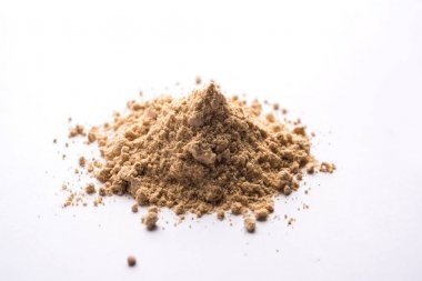 Zencefil yapıştırın ve sunth olarak da bilinen toz / suntha / sonth ile bütün kurutulmuş ve taze zencefil, seçici odak