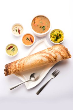 Masala dosa Hint turşusu ve sambar ve patates sabzi ile. Koni, üçgen veya rulo şekli, seçici odak