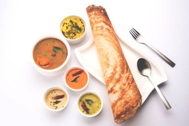 Masala dosa Hint turşusu ve sambar ve patates sabzi ile. Koni, üçgen veya rulo şekli, seçici odak
