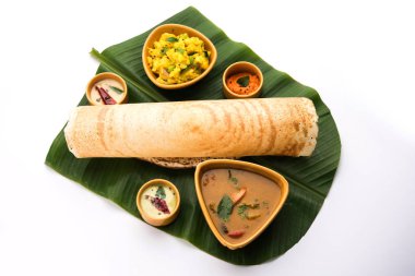 Masala dosa Hint turşusu ve sambar ve patates sabzi ile. Koni, üçgen veya rulo şekli, seçici odak