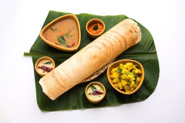 Masala dosa Hint turşusu ve sambar ve patates sabzi ile. Koni, üçgen veya rulo şekli, seçici odak
