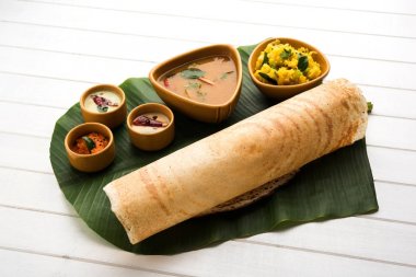 Masala dosa Hint turşusu ve sambar ve patates sabzi ile. Koni, üçgen veya rulo şekli, seçici odak