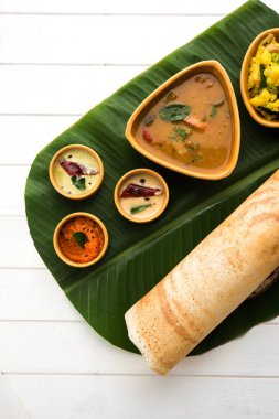 Masala dosa Hint turşusu ve sambar ve patates sabzi ile. Koni, üçgen veya rulo şekli, seçici odak
