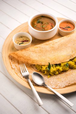Masala dosa Hint turşusu ve sambar ve patates sabzi ile. Koni, üçgen veya rulo şekli, seçici odak
