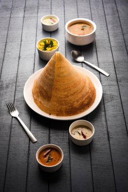 Masala dosa Hint turşusu ve sambar ve patates sabzi ile. Koni, üçgen veya rulo şekli, seçici odak