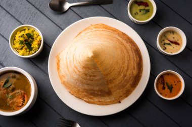 Masala dosa Hint turşusu ve sambar ve patates sabzi ile. Koni, üçgen veya rulo şekli, seçici odak