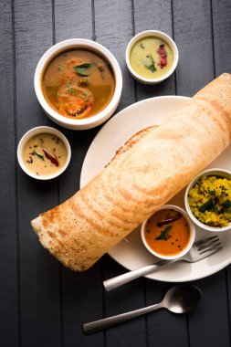 Masala dosa Hint turşusu ve sambar ve patates sabzi ile. Koni, üçgen veya rulo şekli, seçici odak