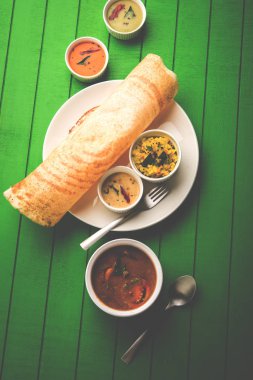 Masala dosa Hint turşusu ve sambar ve patates sabzi ile. Koni, üçgen veya rulo şekli, seçici odak