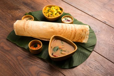 Masala dosa Hint turşusu ve sambar ve patates sabzi ile. Koni, üçgen veya rulo şekli, seçici odak