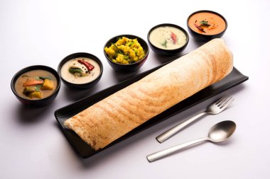 Masala dosa Hint turşusu ve sambar ve patates sabzi ile. Koni, üçgen veya rulo şekli, seçici odak