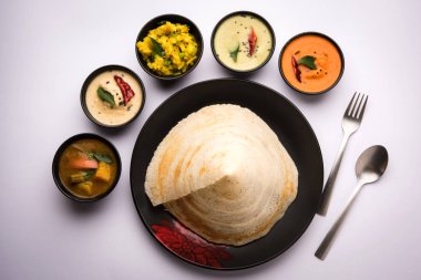 Masala dosa Hint turşusu ve sambar ve patates sabzi ile. Koni, üçgen veya rulo şekli, seçici odak
