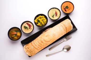 Masala dosa Hint turşusu ve sambar ve patates sabzi ile. Koni, üçgen veya rulo şekli, seçici odak