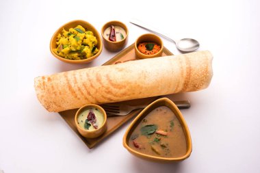 Masala dosa Hint turşusu ve sambar ve patates sabzi ile. Koni, üçgen veya rulo şekli, seçici odak