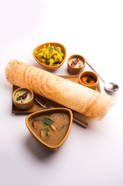 Masala dosa Hint turşusu ve sambar ve patates sabzi ile. Koni, üçgen veya rulo şekli, seçici odak