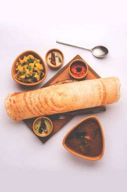 Masala dosa Hint turşusu ve sambar ve patates sabzi ile. Koni, üçgen veya rulo şekli, seçici odak