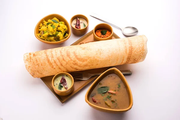 Masala dosa Hint turşusu ve sambar ve patates sabzi ile. Koni, üçgen veya rulo şekli, seçici odak