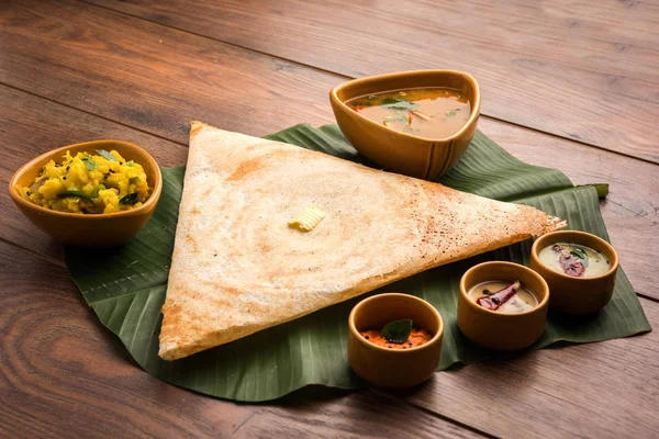 Masala dosa Hint turşusu ve sambar ve patates sabzi ile. Koni, üçgen veya rulo şekli, seçici odak