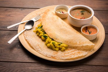 Masala dosa Hint turşusu ve sambar ve patates sabzi ile. Koni, üçgen veya rulo şekli, seçici odak