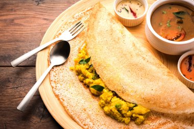 Masala dosa Hint turşusu ve sambar ve patates sabzi ile. Koni, üçgen veya rulo şekli, seçici odak