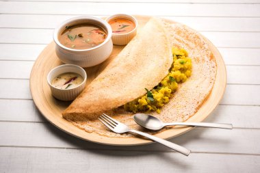 Masala dosa Hint turşusu ve sambar ve patates sabzi ile. Koni, üçgen veya rulo şekli, seçici odak