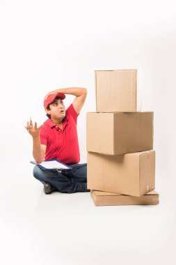 Teslimat kavramı - kırmızı ya da yeşil üniformalı yürüyüş veya atlama veya denetimi veya karton kutu ile kopya alanı sunan mutlu Hint veya teslim erkeklere portresi