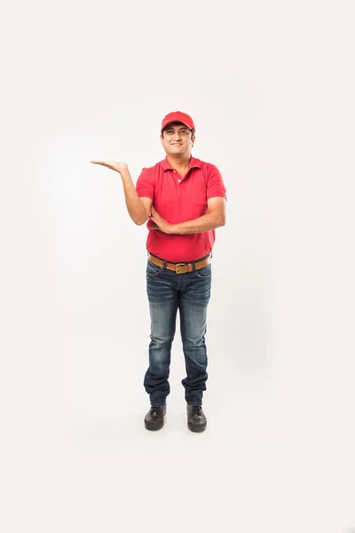 Concepto Entrega Retrato Indio Feliz Repartidor Uniforme Rojo Verde Caminando — Foto de Stock