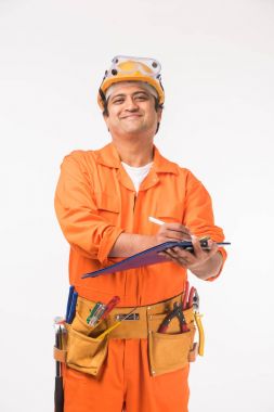 Sondaj makinesi vb, beyaz arka plan üzerinde izole ayakta Hint elektrikçi mühendis eylem ile Tel makası,