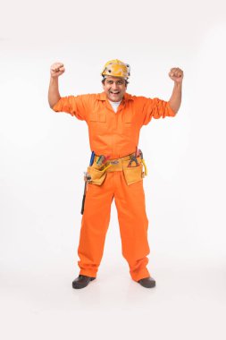 Sondaj makinesi vb, beyaz arka plan üzerinde izole ayakta Hint elektrikçi mühendis eylem ile Tel makası,