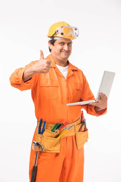 印度电工工程师与线切割机 钻床等 站在白色背景隔离 — 图库照片