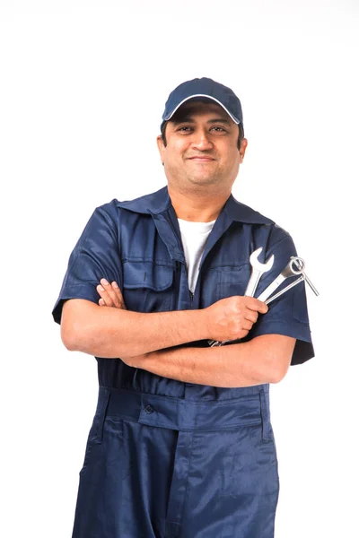 印度快乐汽车技工在蓝色西装和盖帽持有扳手工具在行动 隔绝在白色背景之下 — 图库照片