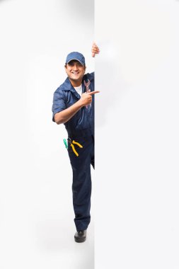 Hint mutlu otomatik mekanik Mavi takım elbise ve eylem, beyaz arka plan üzerinde izole spanner aracı tutan kap