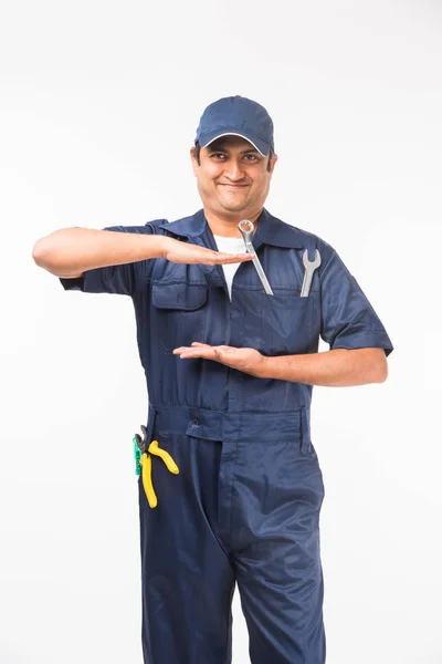 青いスーツとアクション 白い背景で隔離のスパナ ツールを保持しているキャップでインドの幸せな自動車整備士 — ストック写真