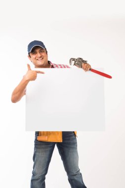 Eylem beyinameliyatı veya sıhhi tesisat spanner, beyaz arka plan üzerinde izole ayakta Hint tesisatçı