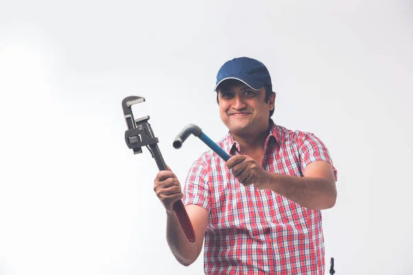 Indiase Loodgieter Actie Met Pipe Wrench Sanitair Spanner Geïsoleerde Permanent — Stockfoto