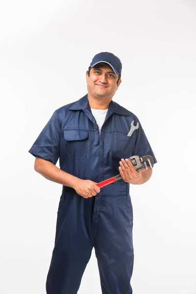 Indiase Loodgieter Actie Met Pipe Wrench Sanitair Spanner Geïsoleerde Permanent — Stockfoto