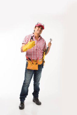 Aksiyon, beyaz arka plan üzerinde izole ayakta Hint yakışıklı elektrikçi mühendisi