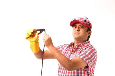 Aksiyon, beyaz arka plan üzerinde izole ayakta Hint yakışıklı elektrikçi mühendisi