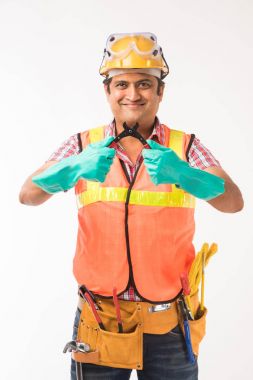 Aksiyon, beyaz arka plan üzerinde izole ayakta Hint yakışıklı elektrikçi mühendisi